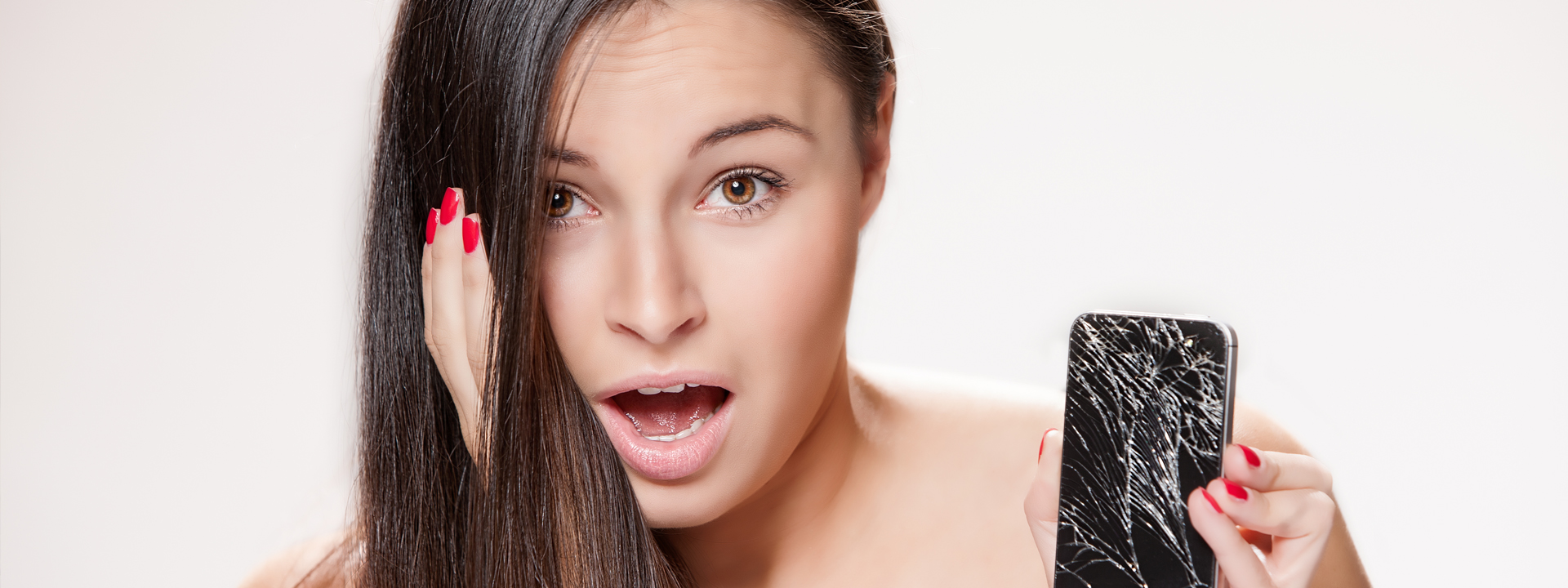 Девушка с разбитым телефоном. Mobile gadgets. Девушка разбивает телефон. Девушка разбивает телефон. Разбитый смартфон.